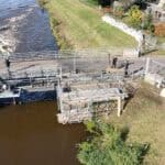 Luchtfoto van brug en dam bij rivier