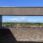 Uitzicht op stad vanuit stenen muur opening.