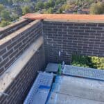 Bouwplaats met steiger en uitzicht over stad.